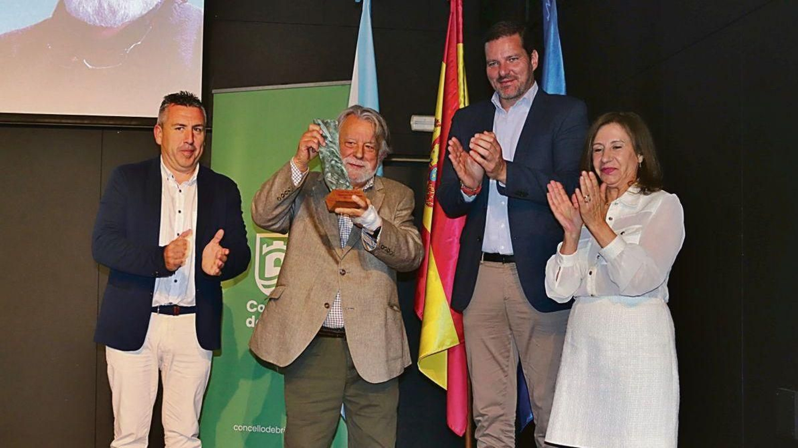 El alcalde de Brión, Pablo Lago Sanmartín; el escritor Alfredo Conde; el conselleiro de Cultura, José López Campos, y la presidenta de la Asociación de Periodistas de Galicia, María Méndez González, ayer en la entrega del premio.