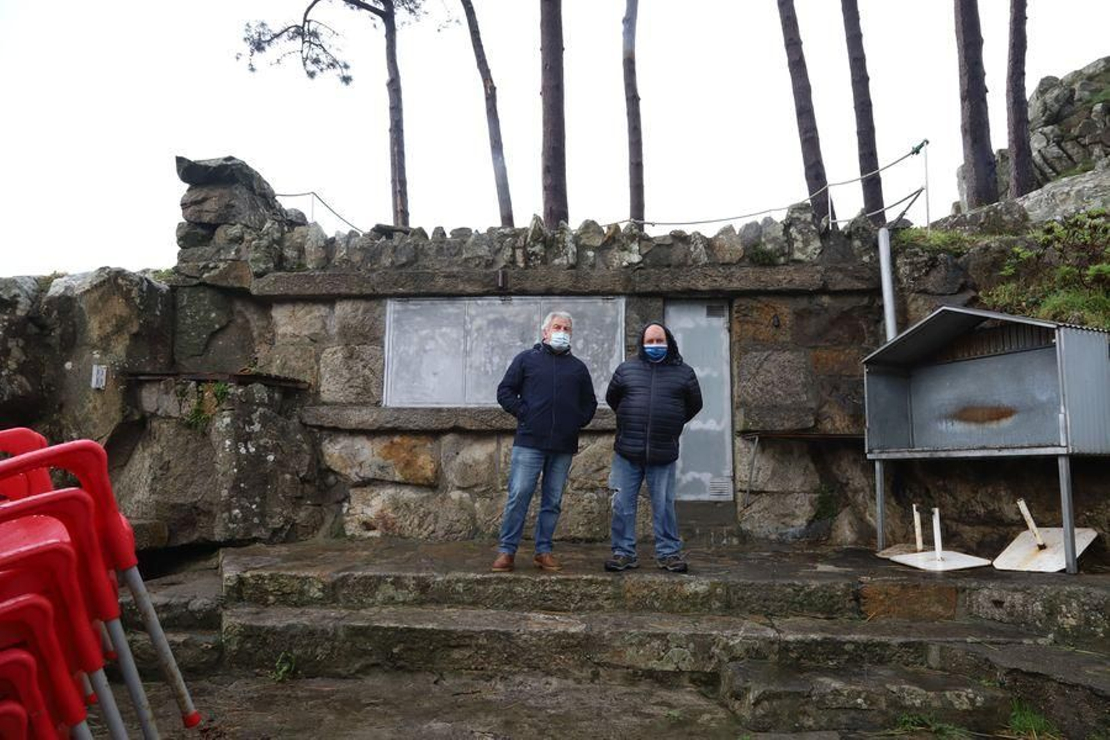 El presidente de los comuneros, Manuel González Marcote, y el vigilante de la Virgen, José Luis Pousa, en la cantina.