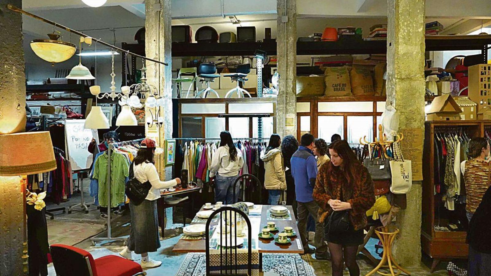 El mercadillo de segunda mano que celebra Emaús los sábados.