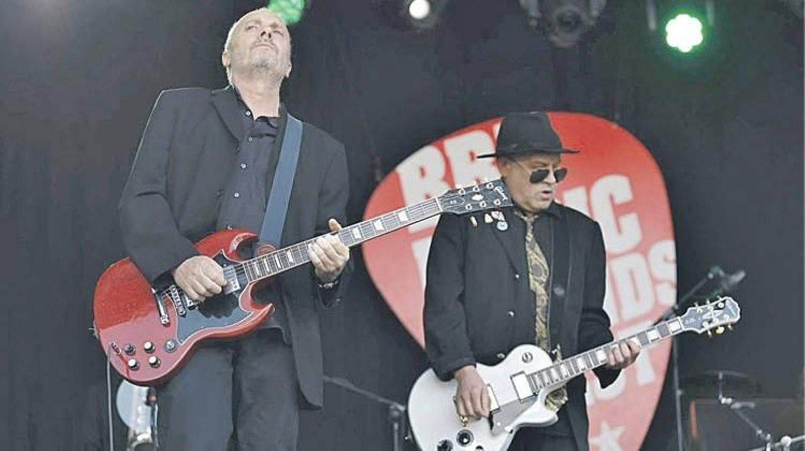 Javier Soto y Julián Hernández, mano a mano en un concierto de Siniestro Total.