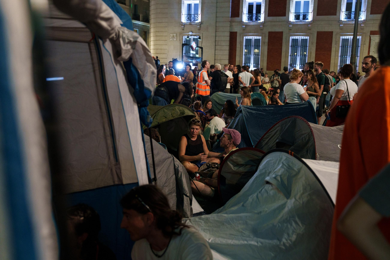 EuropaPress_7803269_centenares_personas_comienzan_acampada_improvisada_puerta_sol_manifestacion