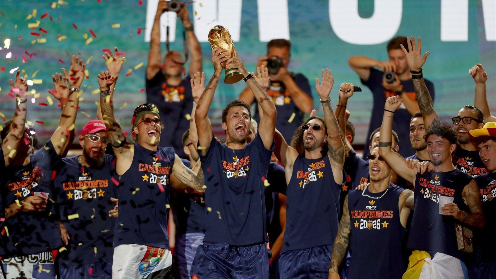 El capitán de la selección española, Rodri Hernández, levanta la Copa del Mundo junto a sus compañeros el lunes en Cibeles.