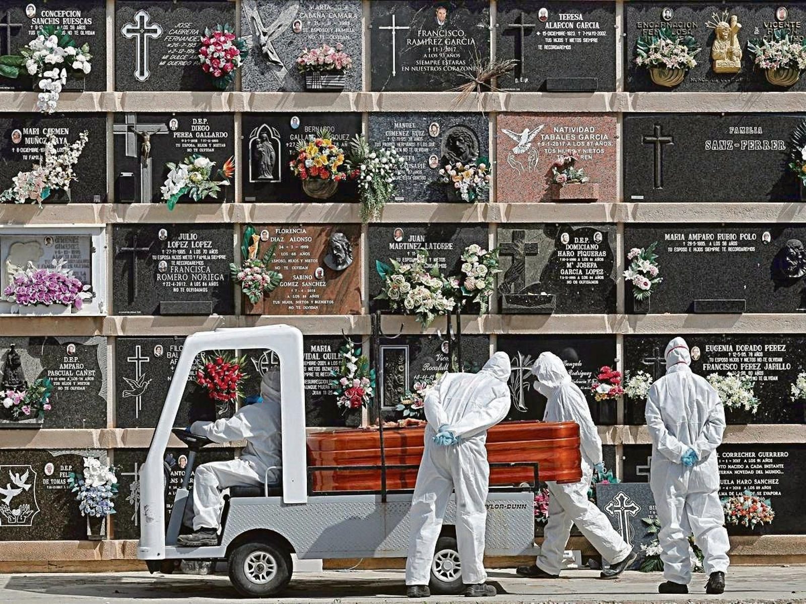 Operarios de una funeraria, en un entierro durante la pandemia.