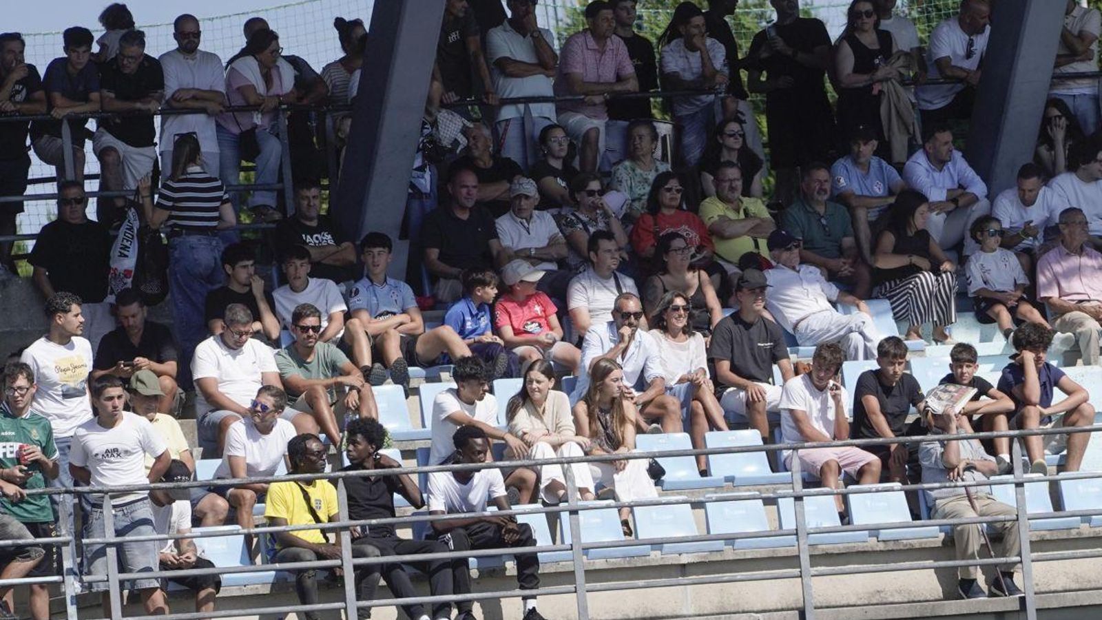 Expectación máxima en A Madroa para ver el derbi.