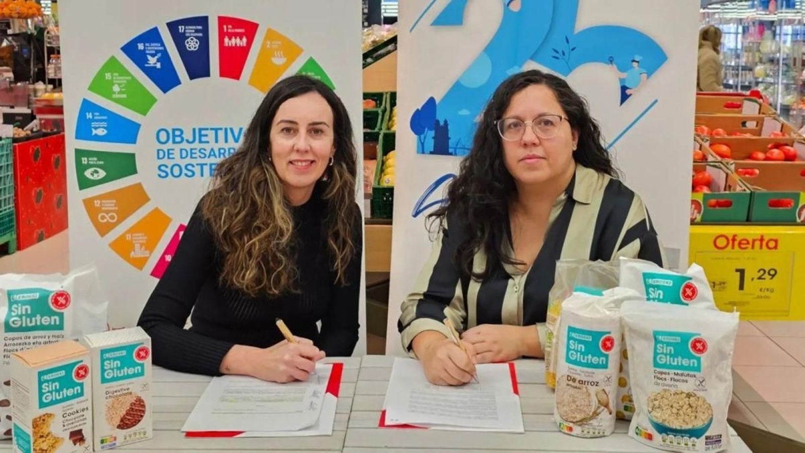 Gloria Bernárdez y Gabriela González durante la firma.