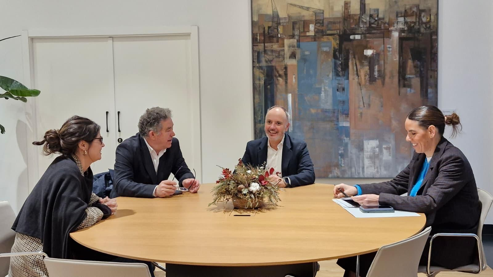 David Regades e Fernández Lores na reunión mantida onte na sede da Zona Franca, en Vigo.