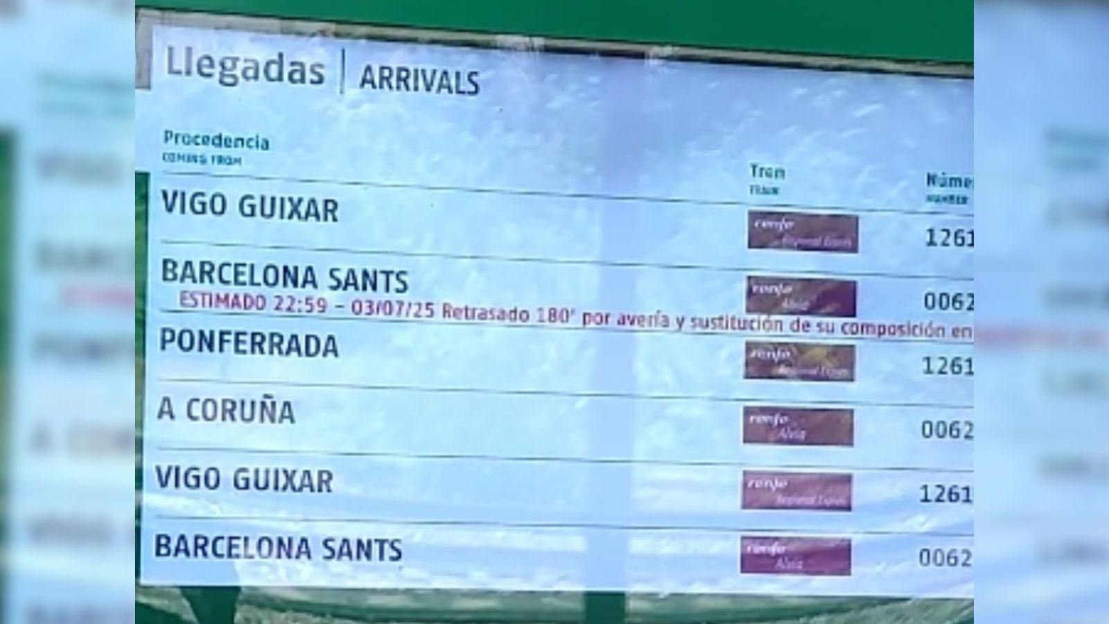 Panel de la estación de O Barco indicando tres horas de retraso el 3 de julio.