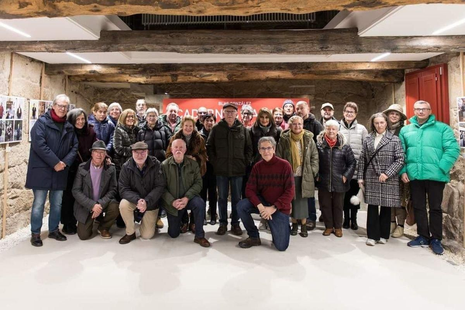 Miro Martínez -en el centro, de pie-, rodeado de asistentes al acto.