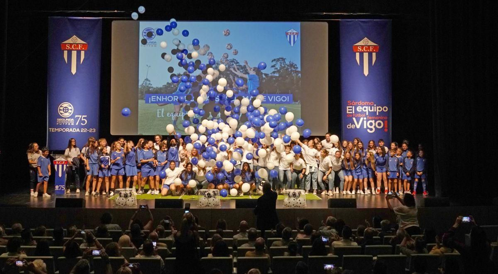 La traca final de la gala celebrada ayer en el Auditorio Mar de Vigo, con la suelta de globos.