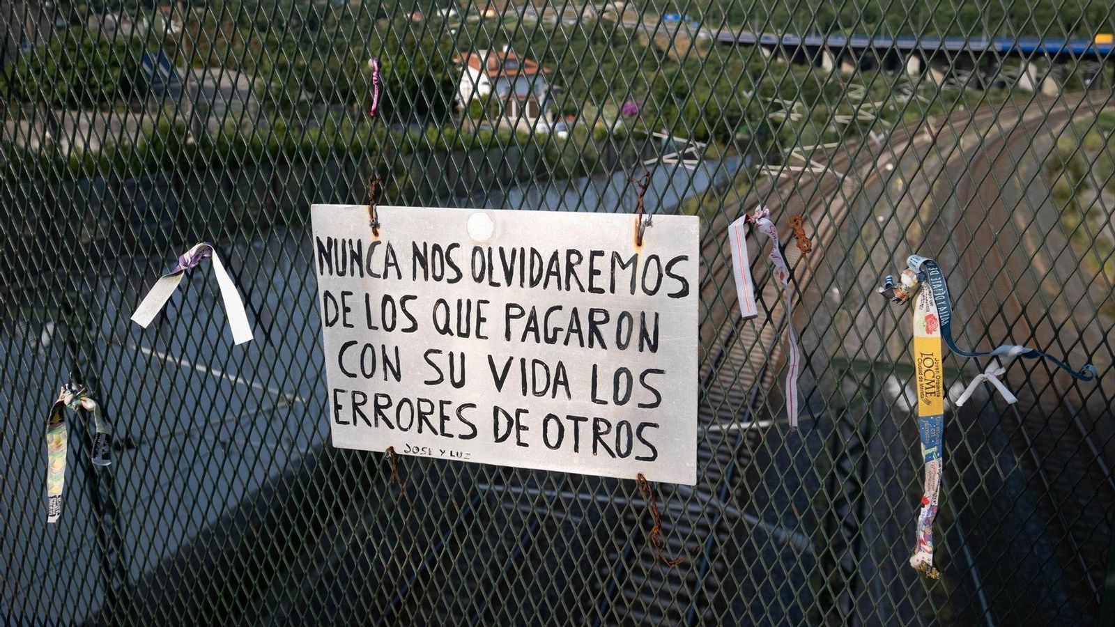 Un cartel en el lugar del descarrilamiento del Alvia durante un homenaje en el barrio de Angrois.