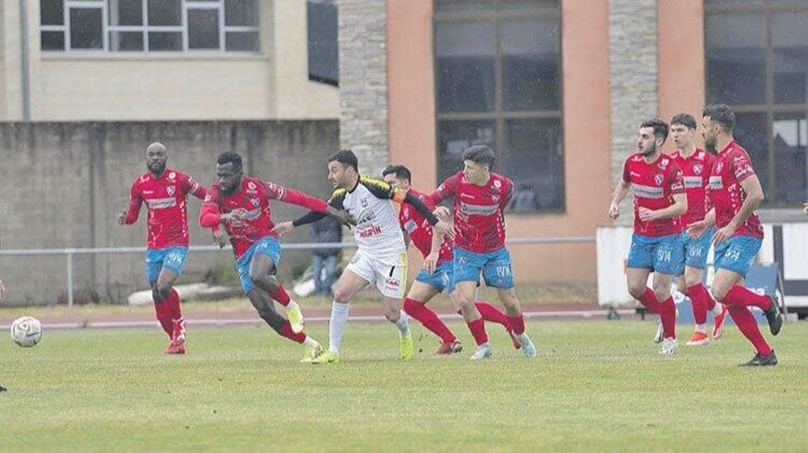 El capitán del Arnoia, Rubén Arce, rodeado de siete jugadores del Barco en el último derbi en Calabagueiros.