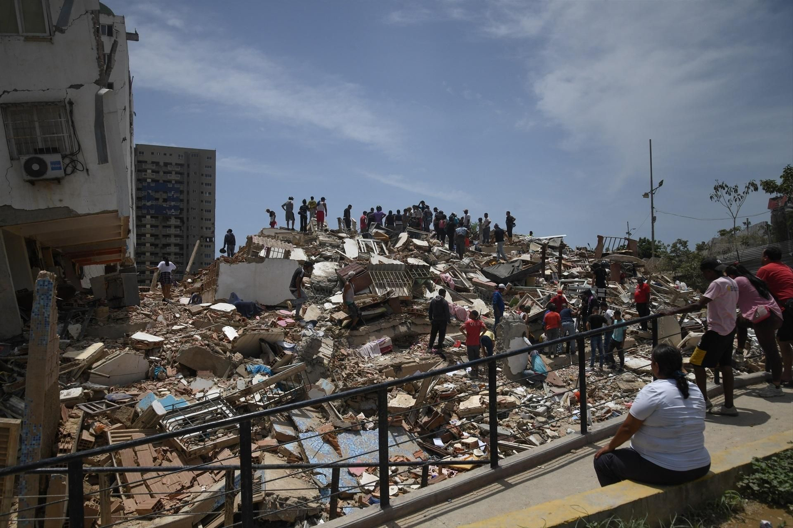 Búsqueda de supervivientes entre los restos de los edificios derrumbados.