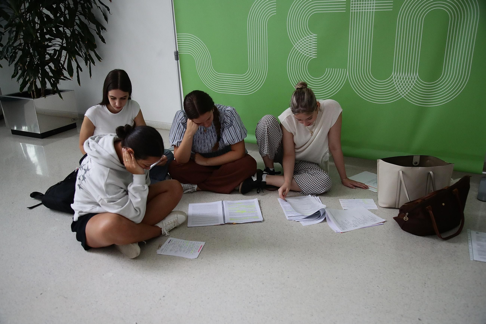 Alumnas apurando el último repaso en el pasillo de la Facultad de Derecho, antes del primer examen.