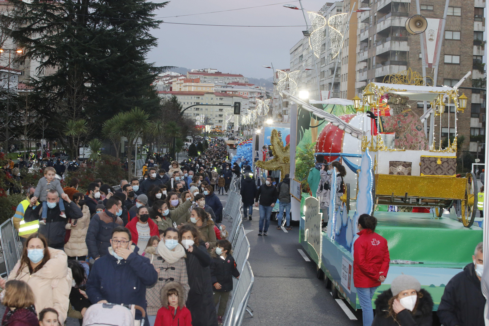 OURENSE. El desfile atraviesa el centro de la ciudad. // Miguel Ángel