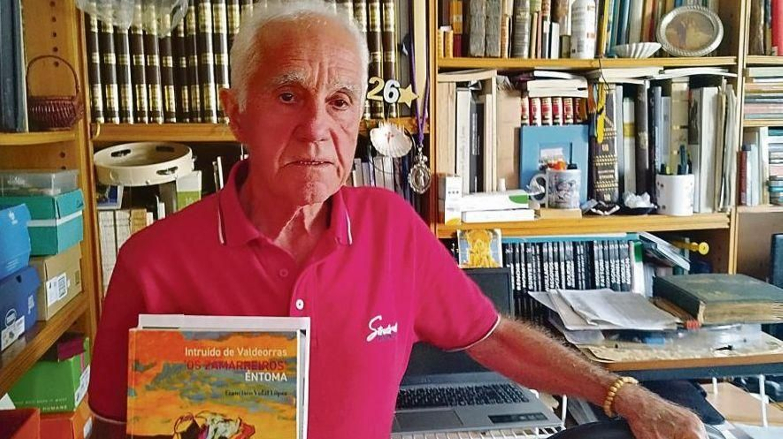 Paco Vidal amosa a seu libro “Intruido de Valdeorras”
