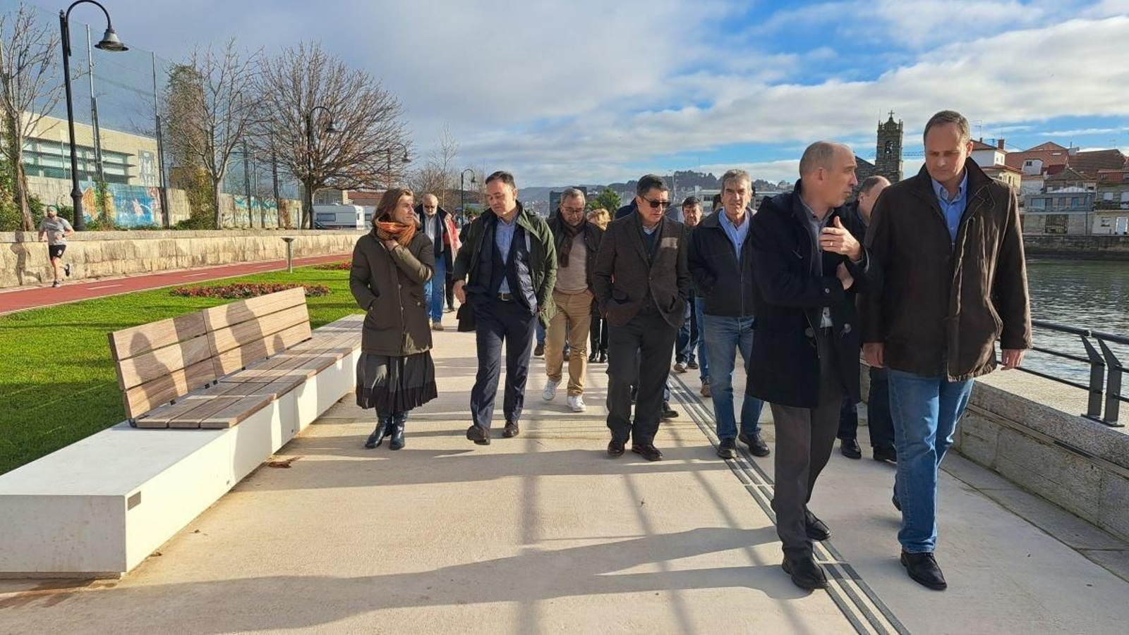 Carlos Botana, con responsables del Puerto y vecinos de Bouzas en el paseo marítimo.