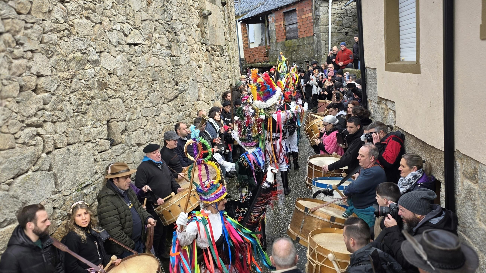 Galería | Los Palleirós llegan a Manzaneda con el inicio del Entroido