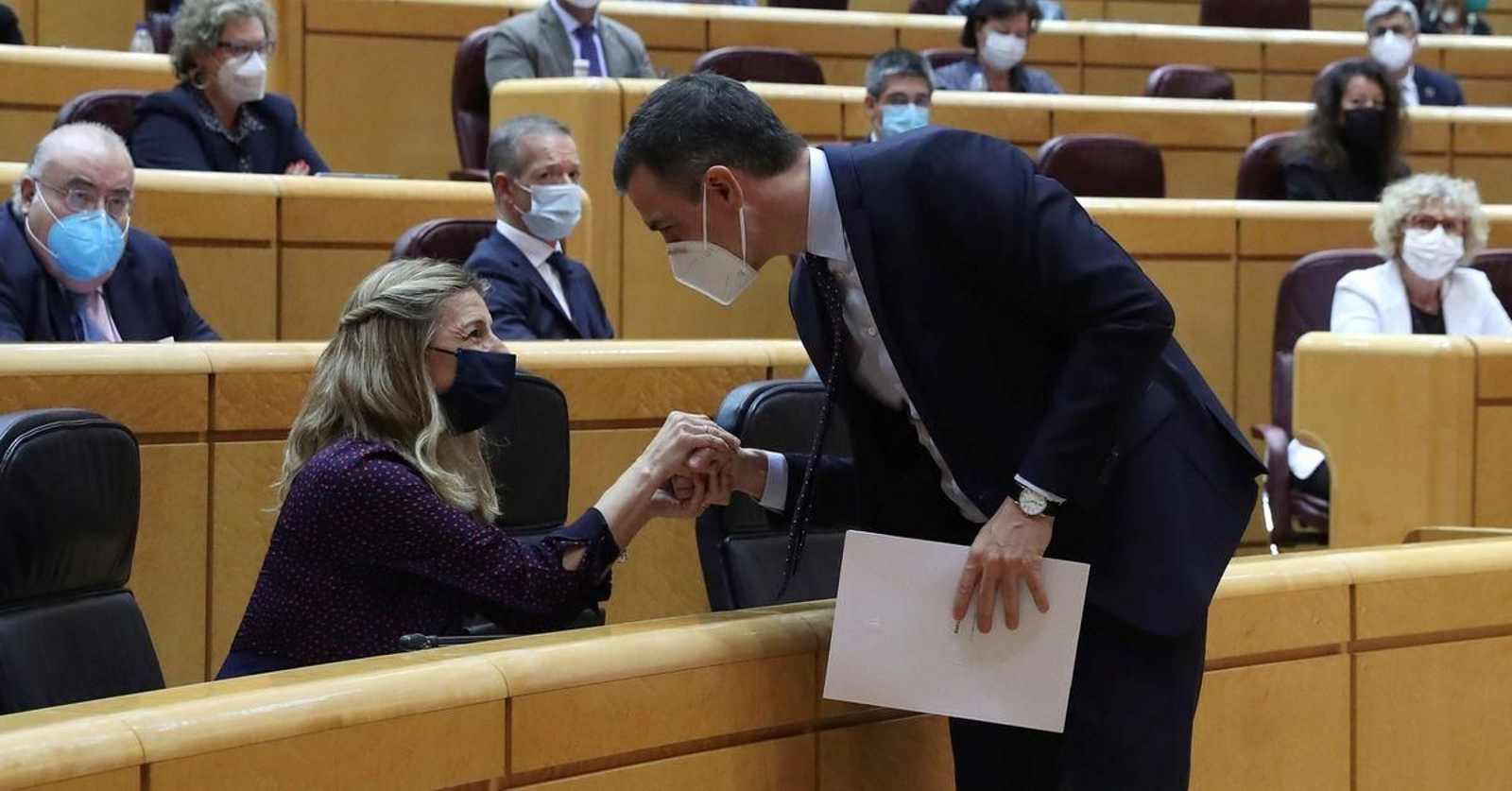Sánchez y Díaz se saludan en una sesión plenaria.