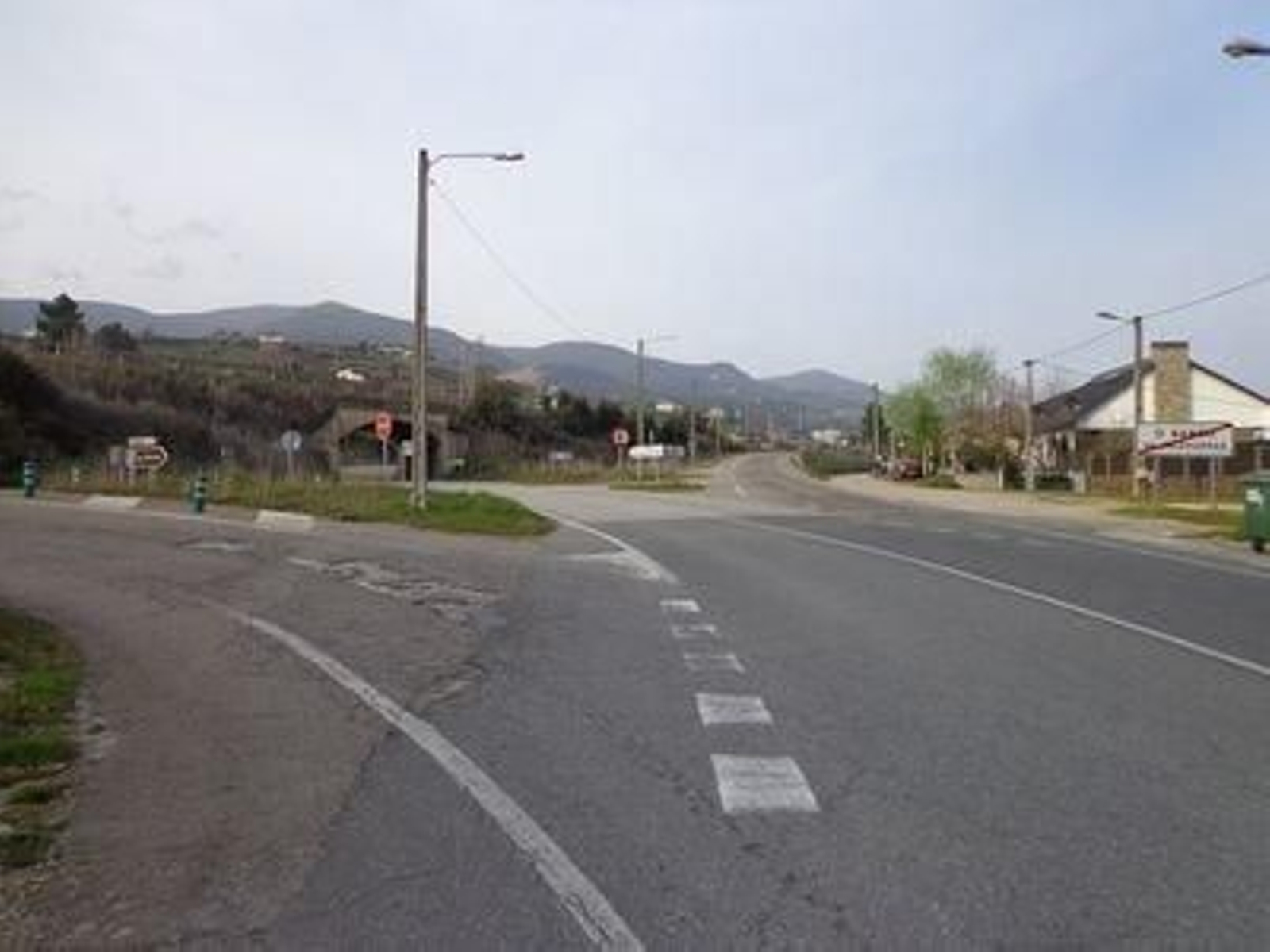 Acceso actual de la carretera N-536 a la N-120, en la Avenida del Bierzo barquense.