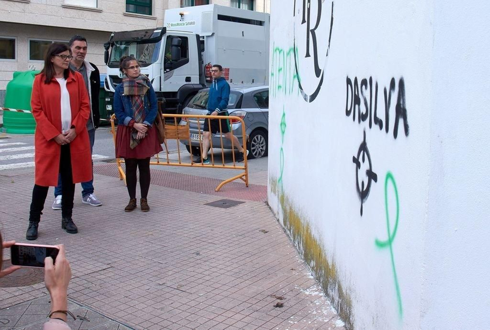 A candidata Carme da Silva xunto as pintadas amezantes na cidade de Pontevedra.