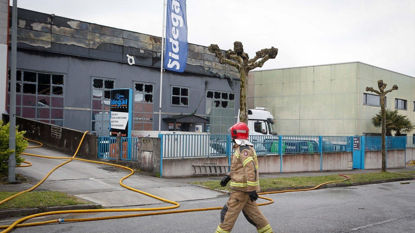EuropaPress_5850929_bombero_inmediaciones_nave_desguace_donde_producido_incendio_poligono_ceao