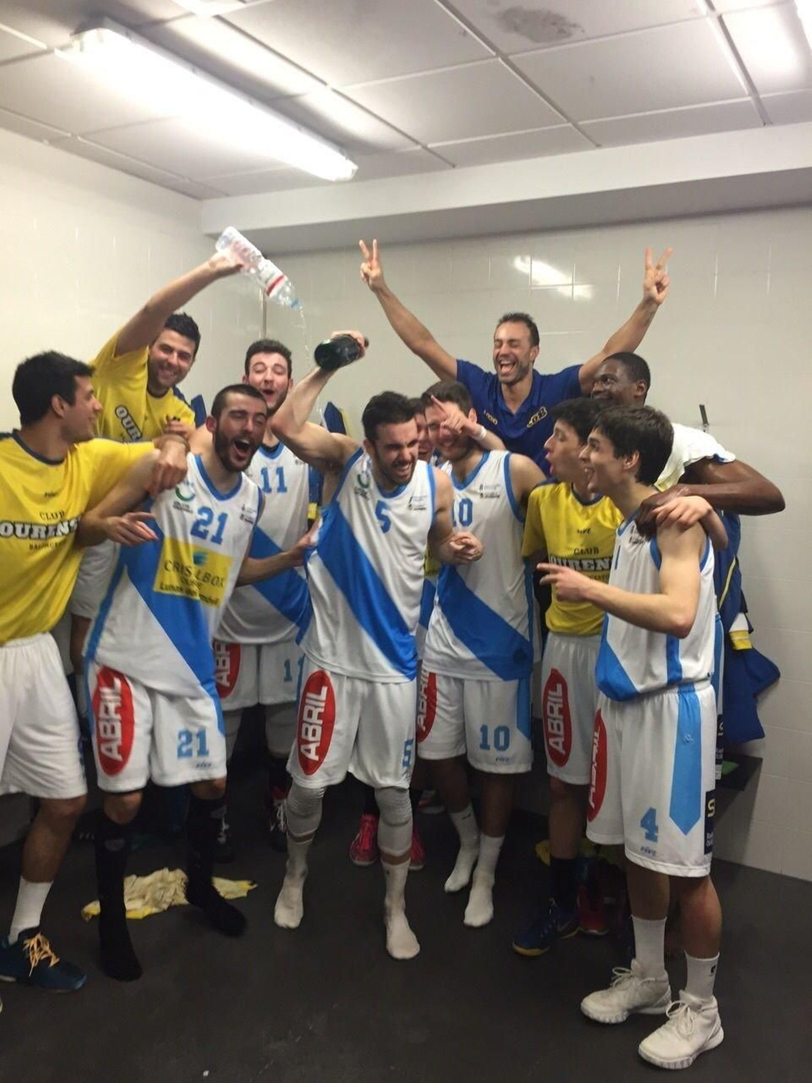 El COB B celebra el ascenso de categoría.