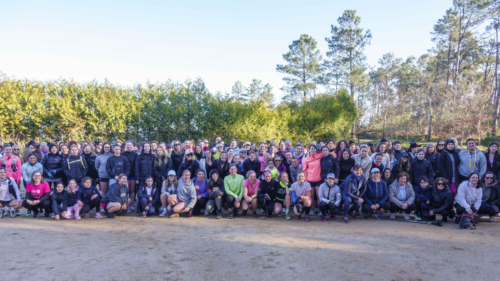As mulleres participantes na Asaltamontes Female realizaron unha fotografía de familia antes de comezar o evento polos montes de Beade.