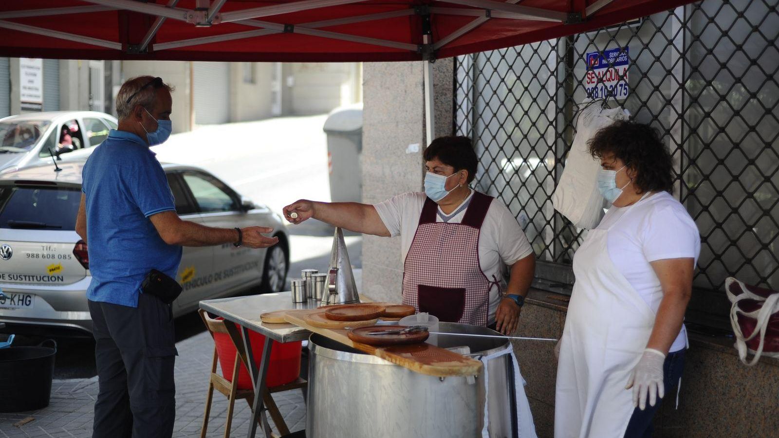 Ourense 2/8/20 Puestos de pulpeiras en la ciudad  Fotos martiño Pinal