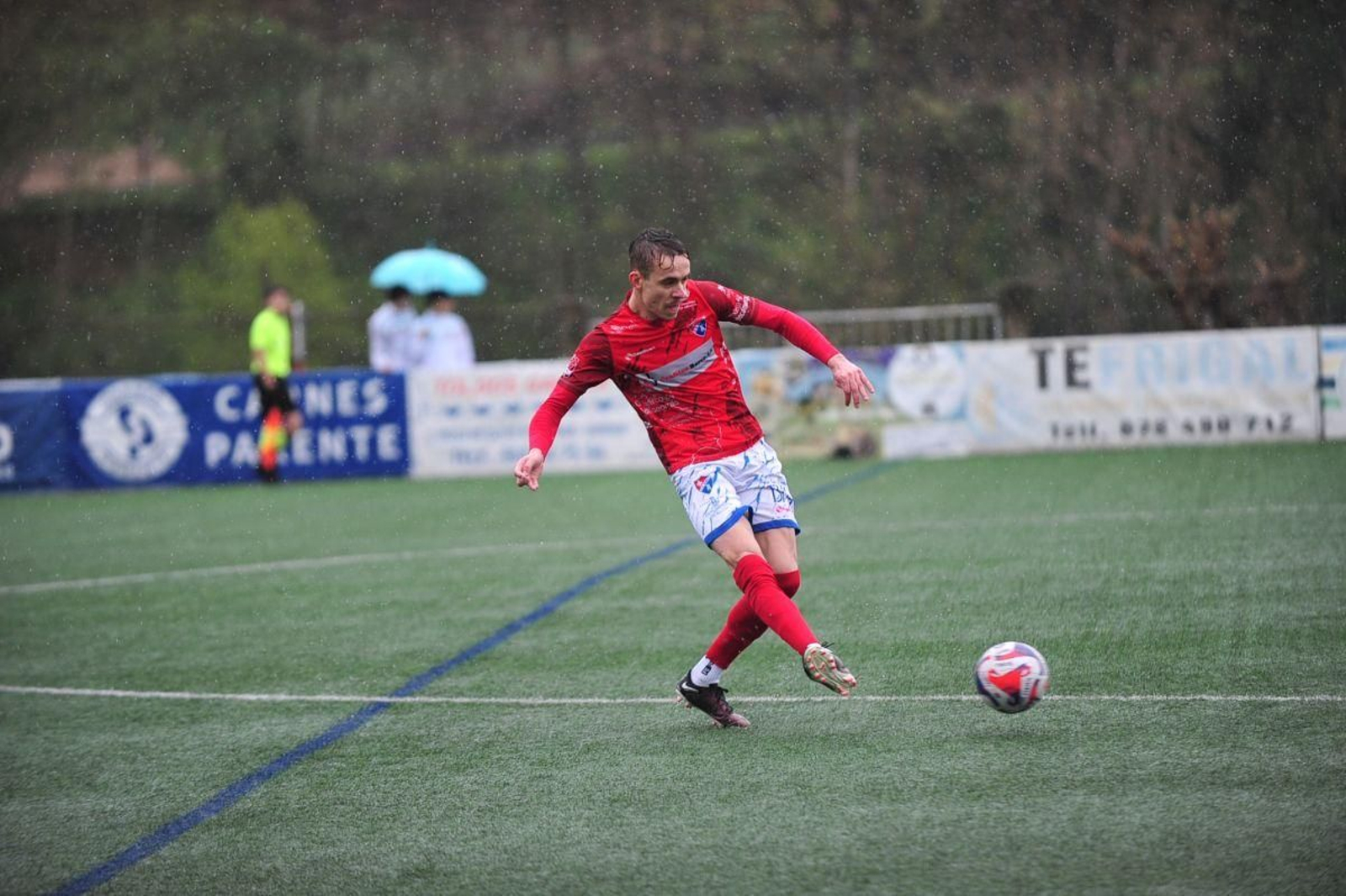 Ocampo, defensa del Barco, realiza un pase en un partido ante el Cented disputado en Oira.