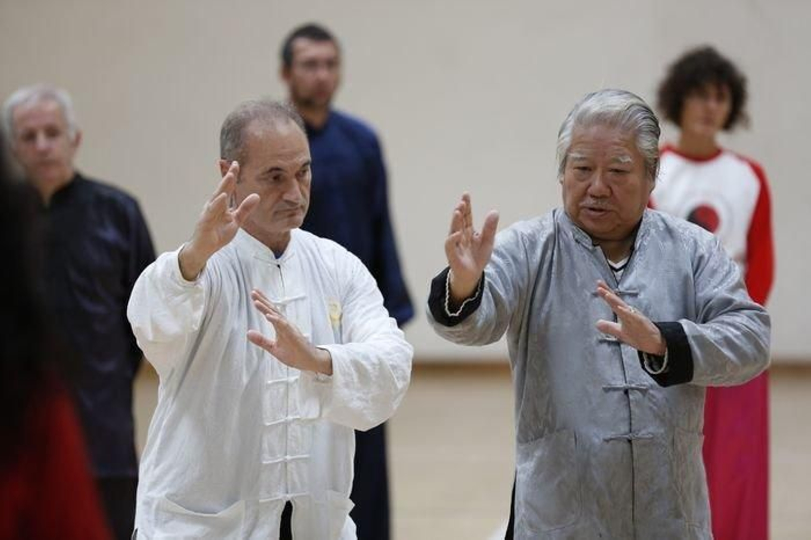 El maestro ourensano José Gago observa la explicación del gran maestro Fu Sheng Yuan.