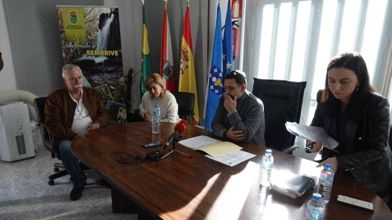 Marcos Castro, a la derecha, en su despedida de pedáneo. Queda Patricia Otero en su puesto.