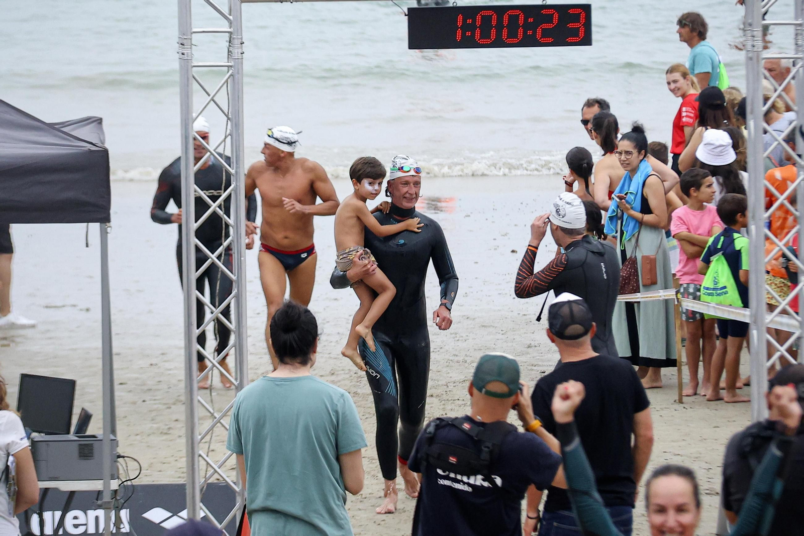 Galería | Centenares de nadadores se citan en Praia América para la Travesía a nado Costa Serena 2026