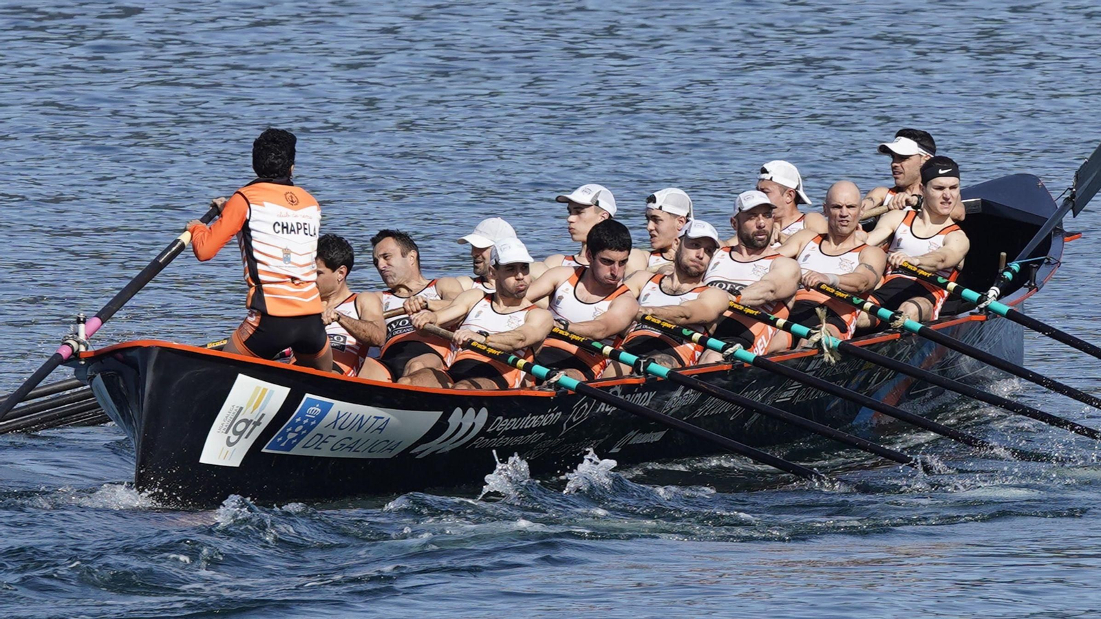 La trainera de Chapela avanza en una regata de la presente pretemporada. En verano afronta la ACT.