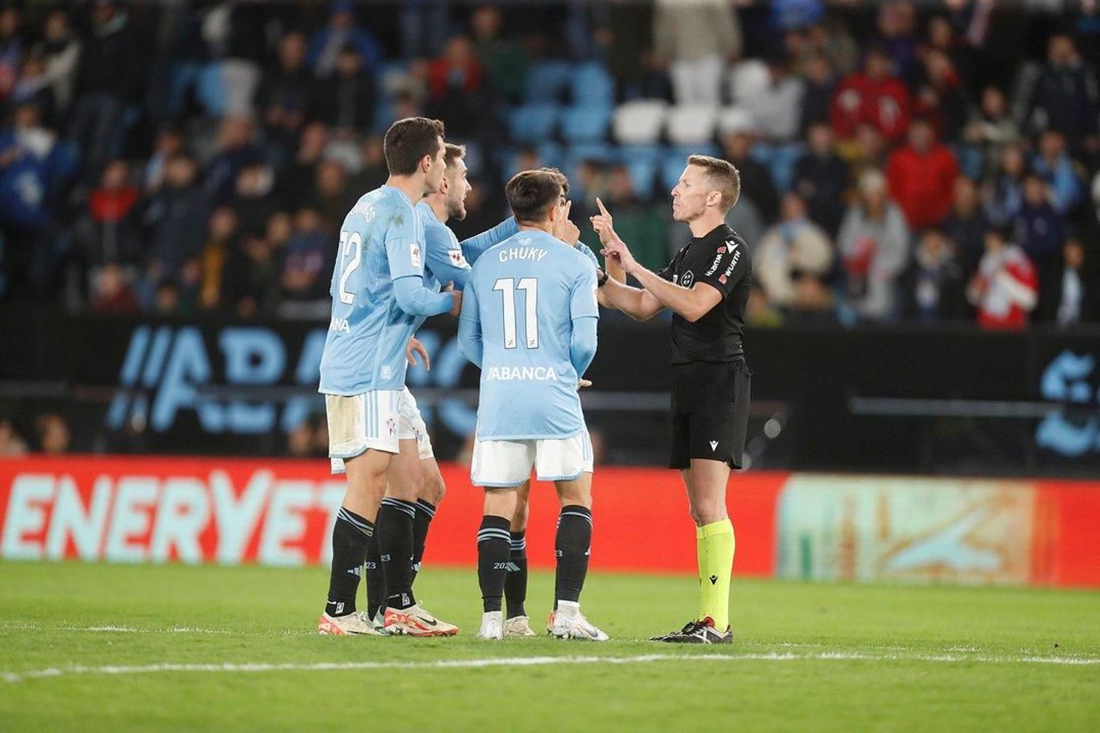 Los jugadores del Celta se quejan a Hernández Hernández.