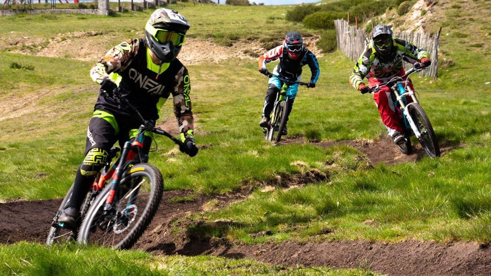 Ciclistas en la estación de montaña Manzaneda.