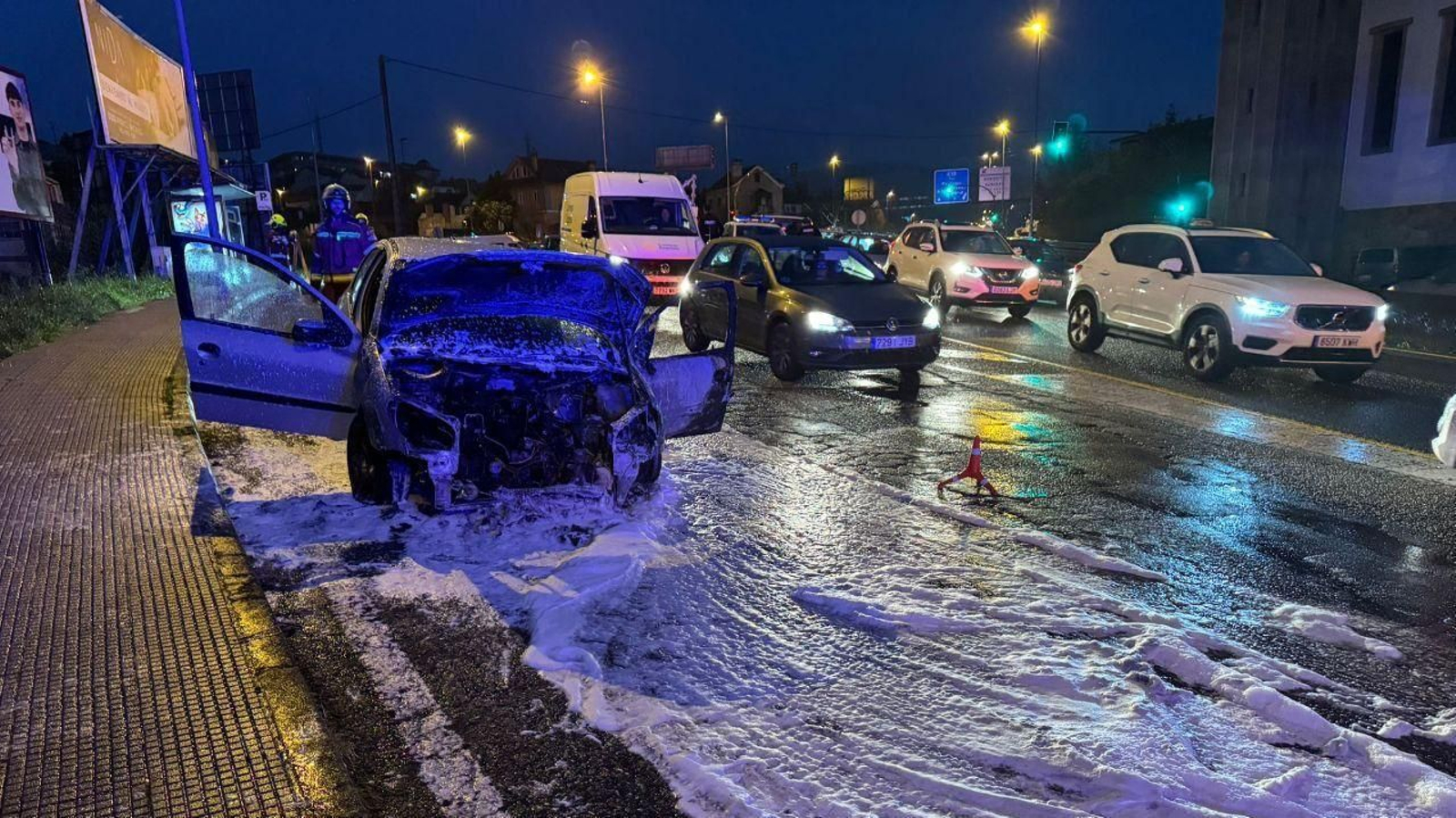 Las llamas devoran de nuevo un coche en la A 55, en plena Avenida de Madrid de Vigo