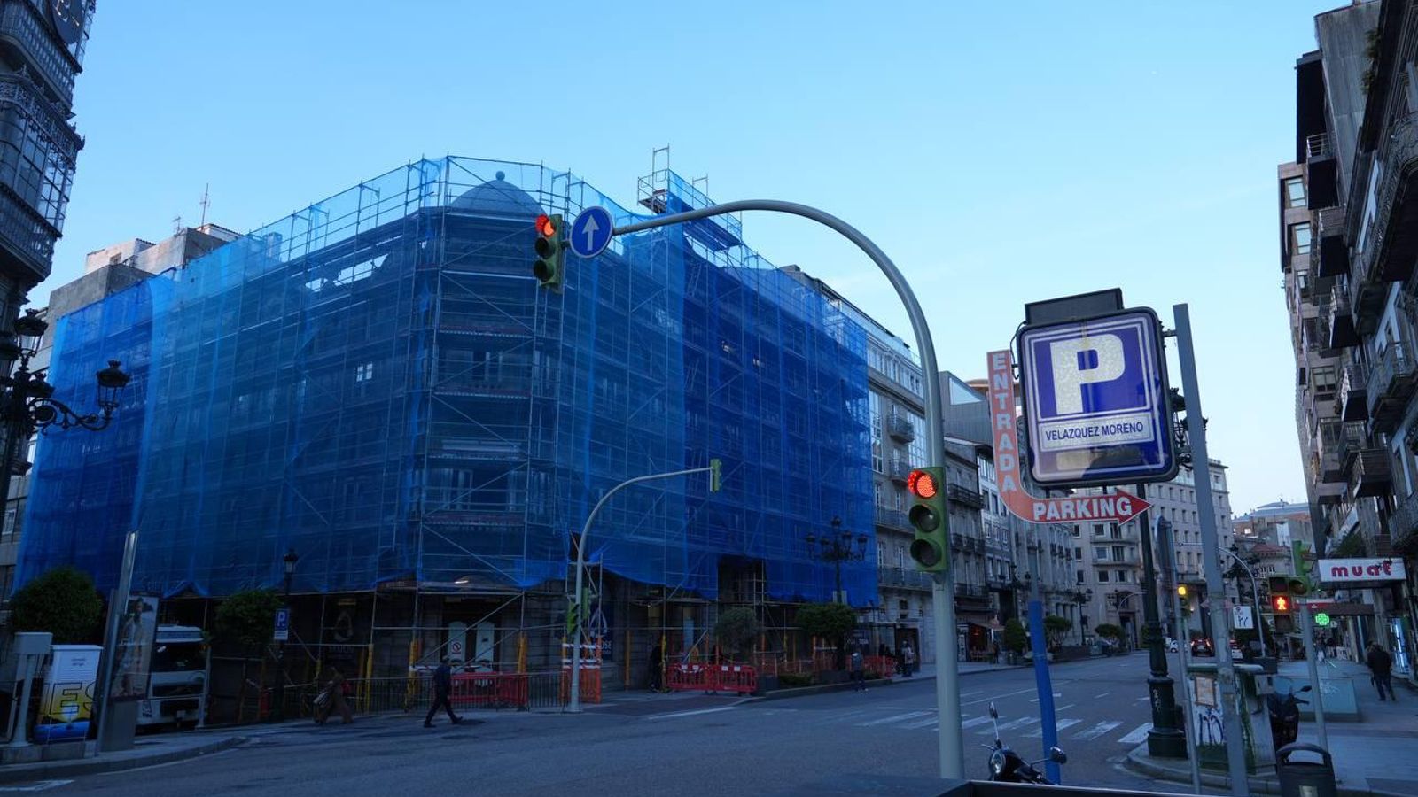 El primer edificio de Michel Pacewicz en Vigo, de 1897,  fue construido como vivienda para el farmacéutico Acuña Soaje, después albergó el Banco de Galicia, para cuya sucursal se encargó el mural de Herreros. Ahora se rehabilita para ubicar la sede central de Profand, la segunda pesquera de España.