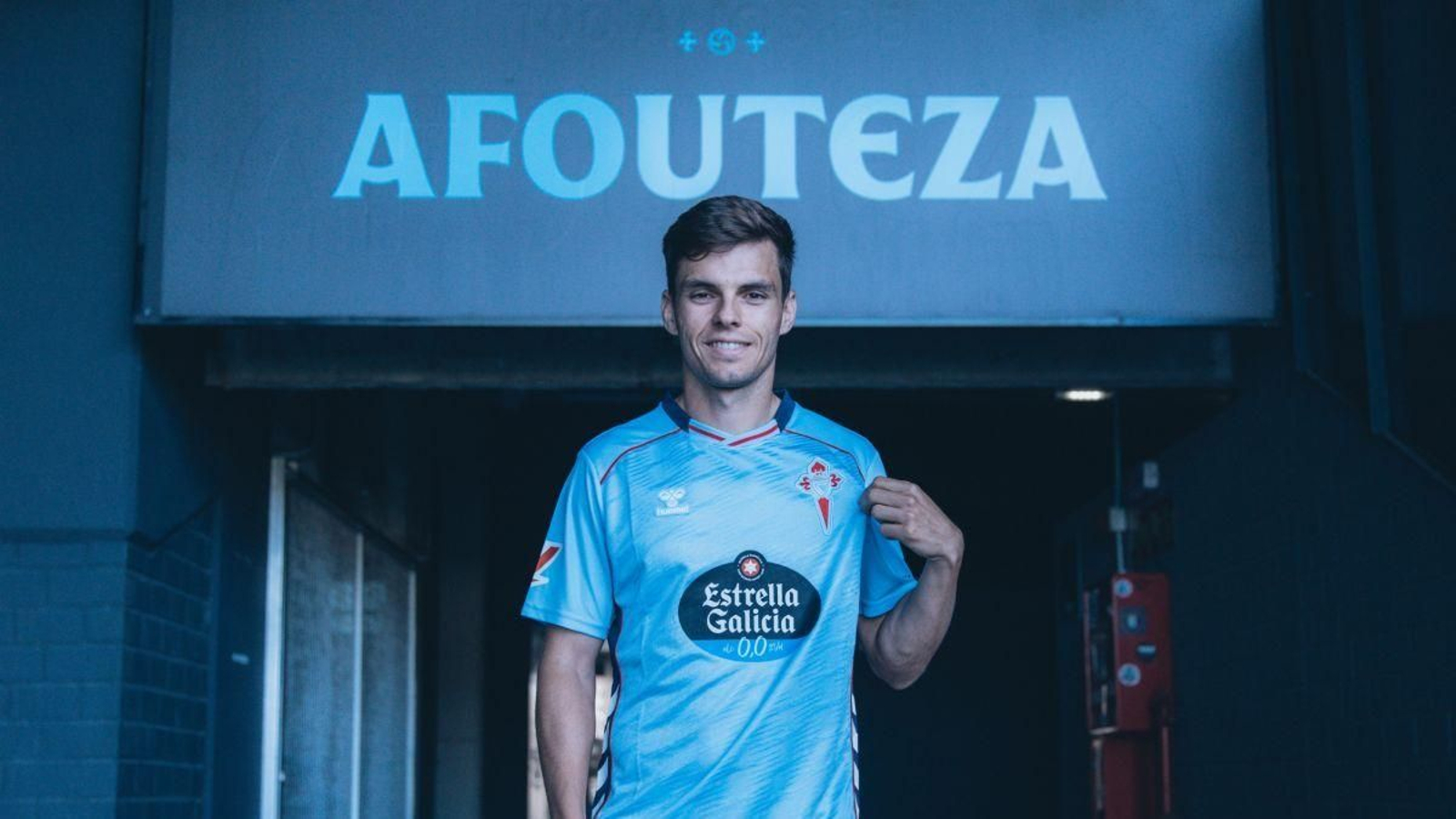 El flamante fichaje de la escuadra olívica se sacó ayer sus primeras fotos con la camiseta celeste.