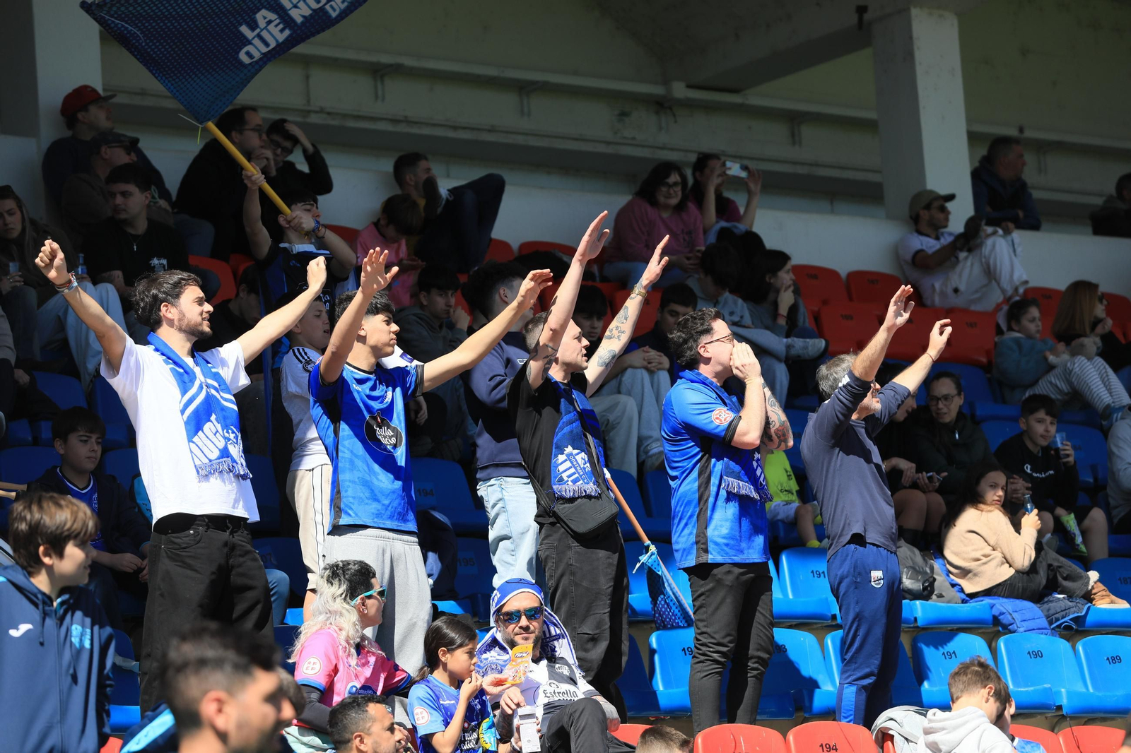 Galería | El buen tiempo acompaña el duelo en O Couto entre Ourense CF y Ponferradina