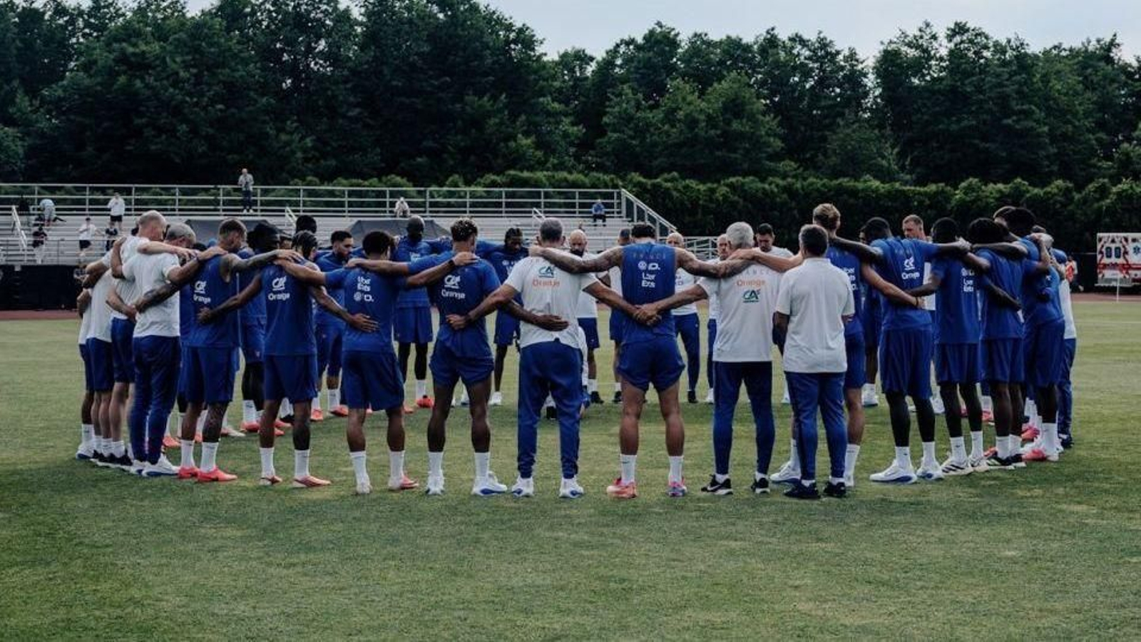 Los jugadores de la selección de Francia, antes de comenzar un entrenamiento.