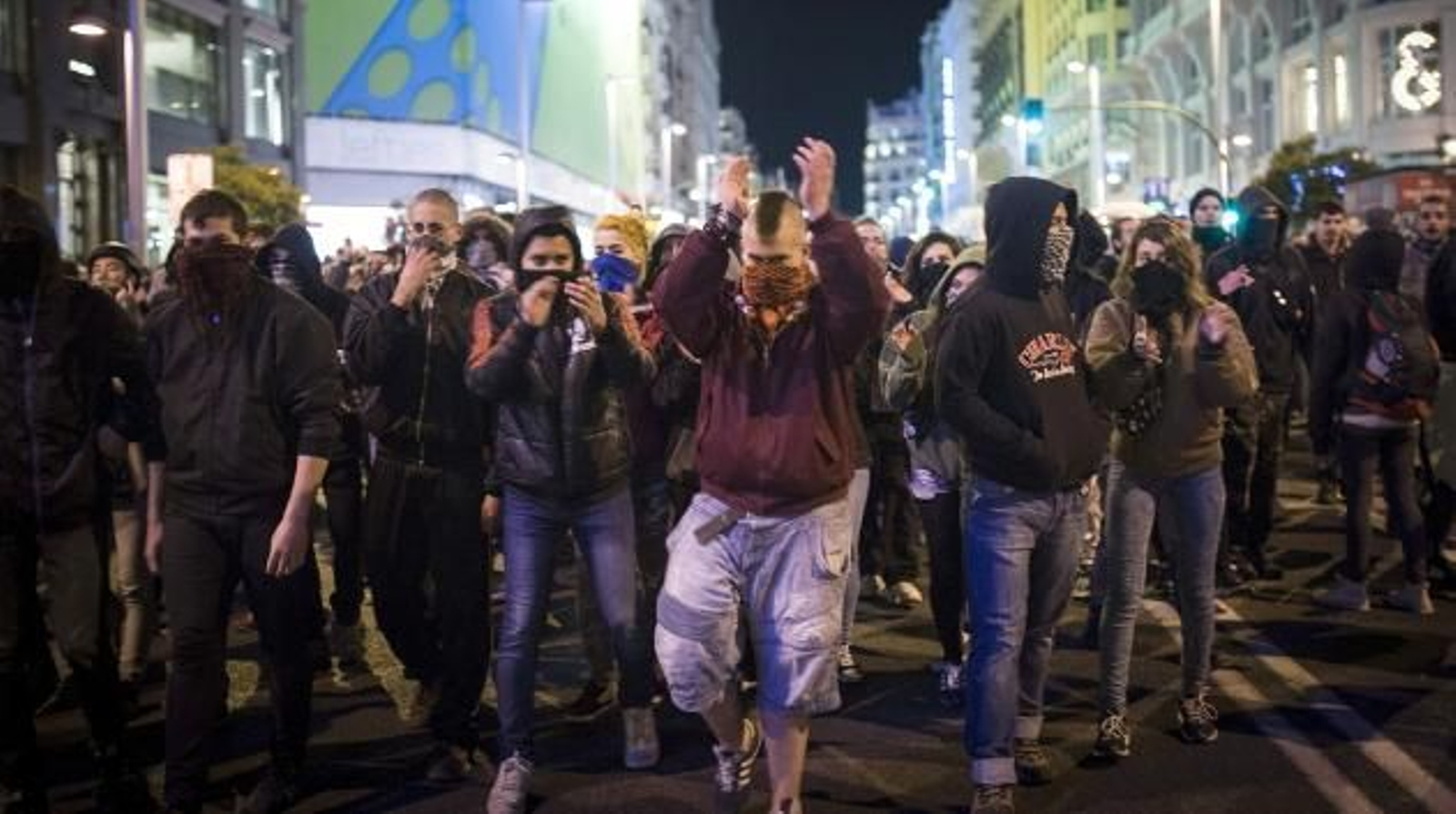 Un grupo de manifestantes marcha por la Gran Vía madrileña hacia la Plaza de España