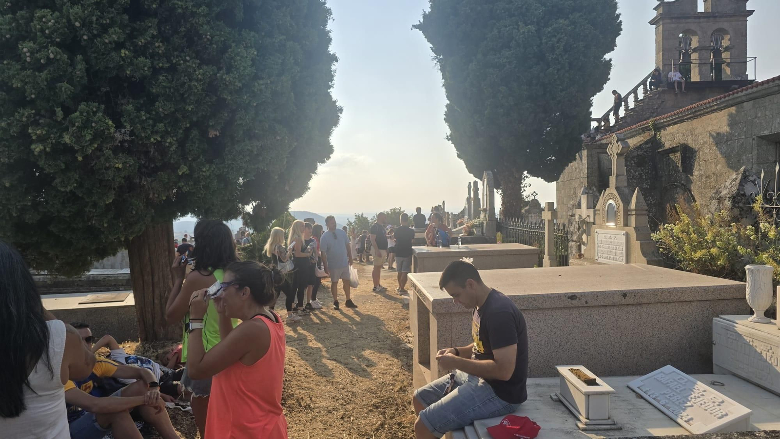 Galería | Un cementerio para mirar al cielo: un silencioso mirador para el eclipse total solar