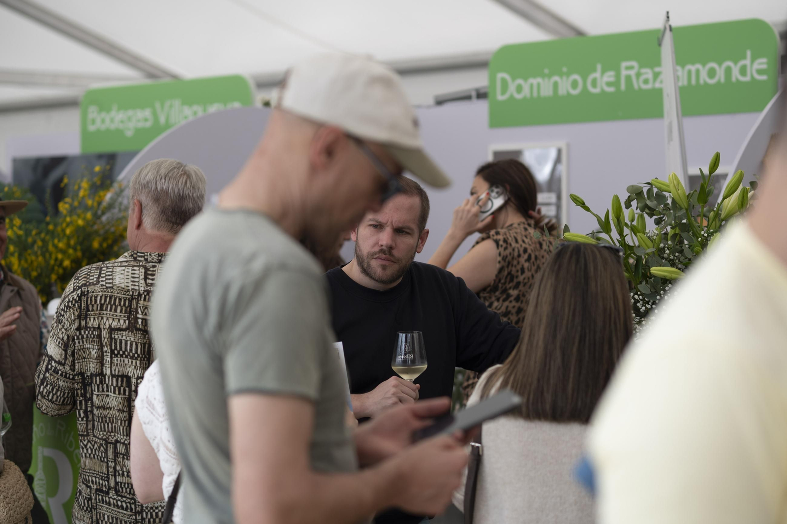 Ambiente festivo, brindis y degustaciones en el recinto de la Alameda de Ribadavia durante la celebración de la 63ª Feira do Viño do Ribeiro
