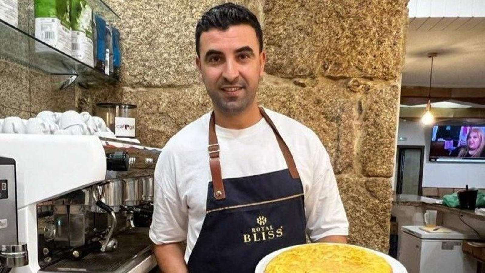 Sami Tijani con una tortilla lista para ser servida a sus clientes.