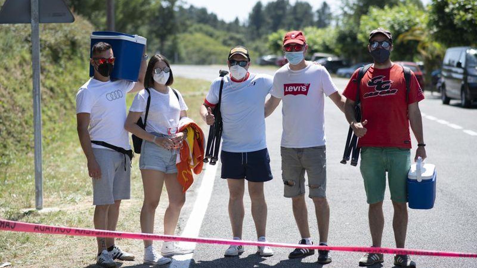 Toén. 17/07/2021. Rallye de Ourense. 2ª pasada por el tramo de Toén en la bajada hacia colegio público. Roi, Andrea, Aitor, Javier, Ramiro. Foto: Xesús Fariñas 