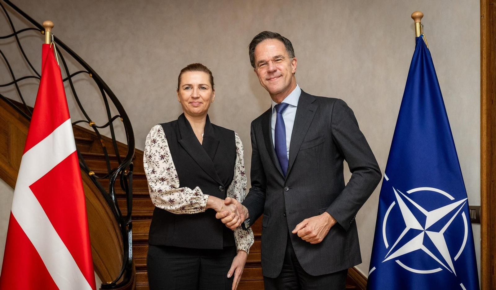 La primera ministra de Dinamarca con el secretario general de la OTAN