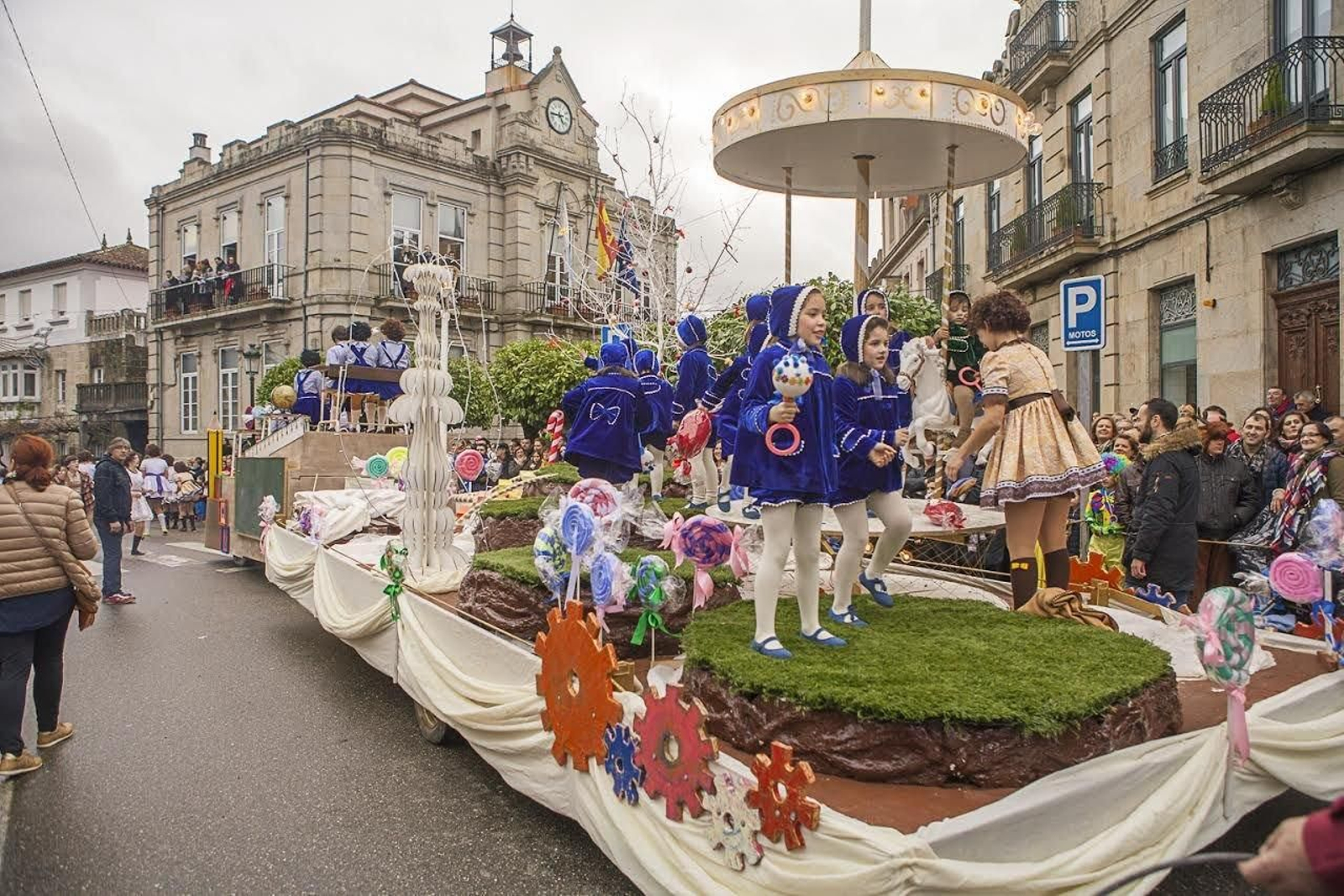 Las comparsas llenarán de color música y alegría las principales calles de la Villa Condal.