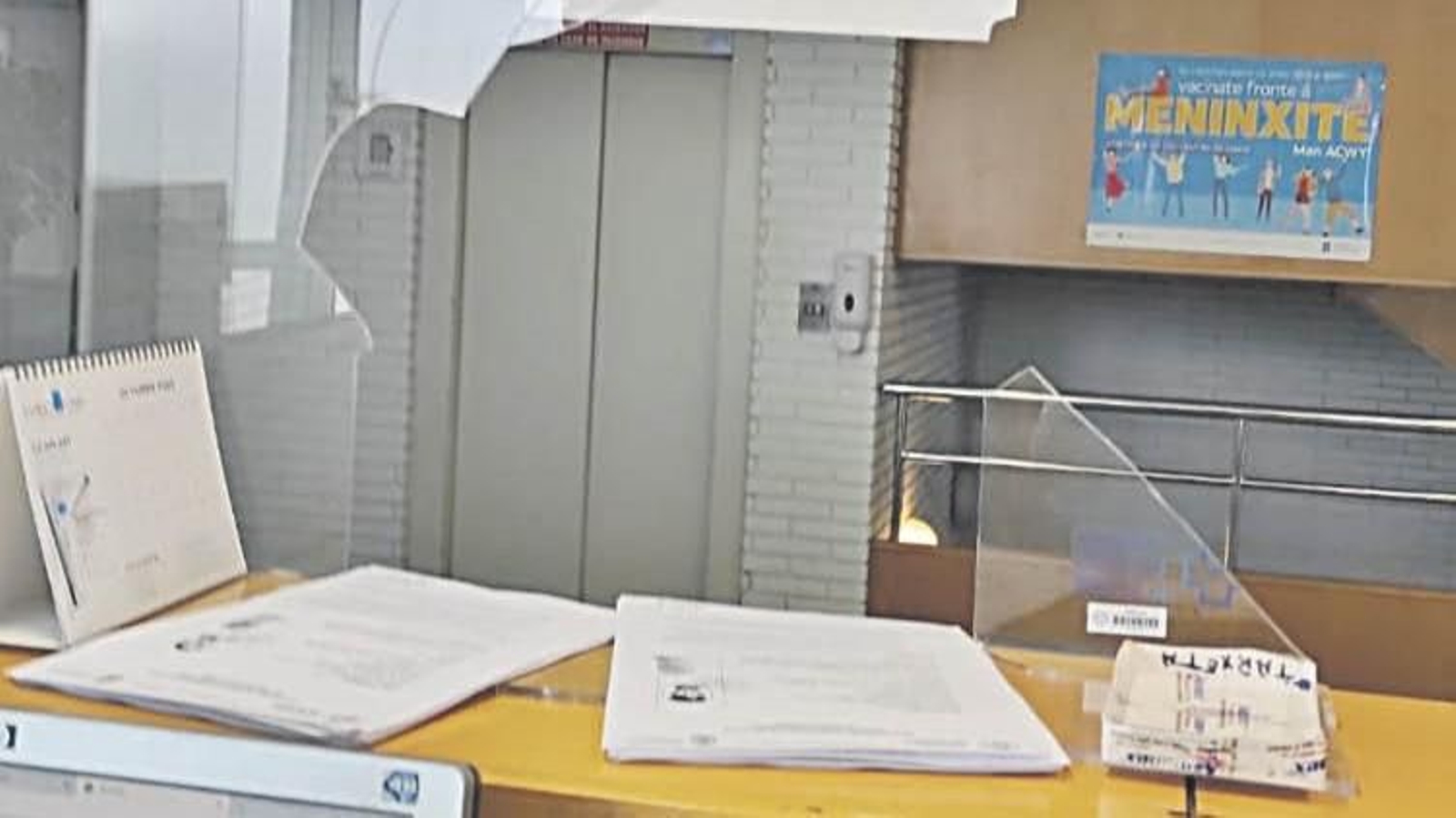 Destrozos en una mampara del centro de salud de Coia ocasionados por un paciente el 7 de octubre de 2022.