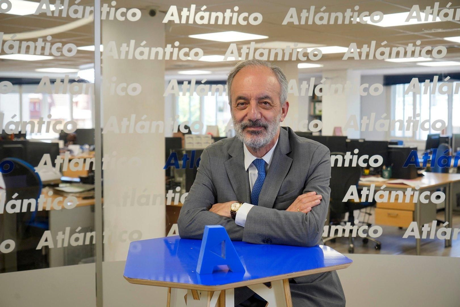 Francisco Millán Mon en el set de Atlántico TV.