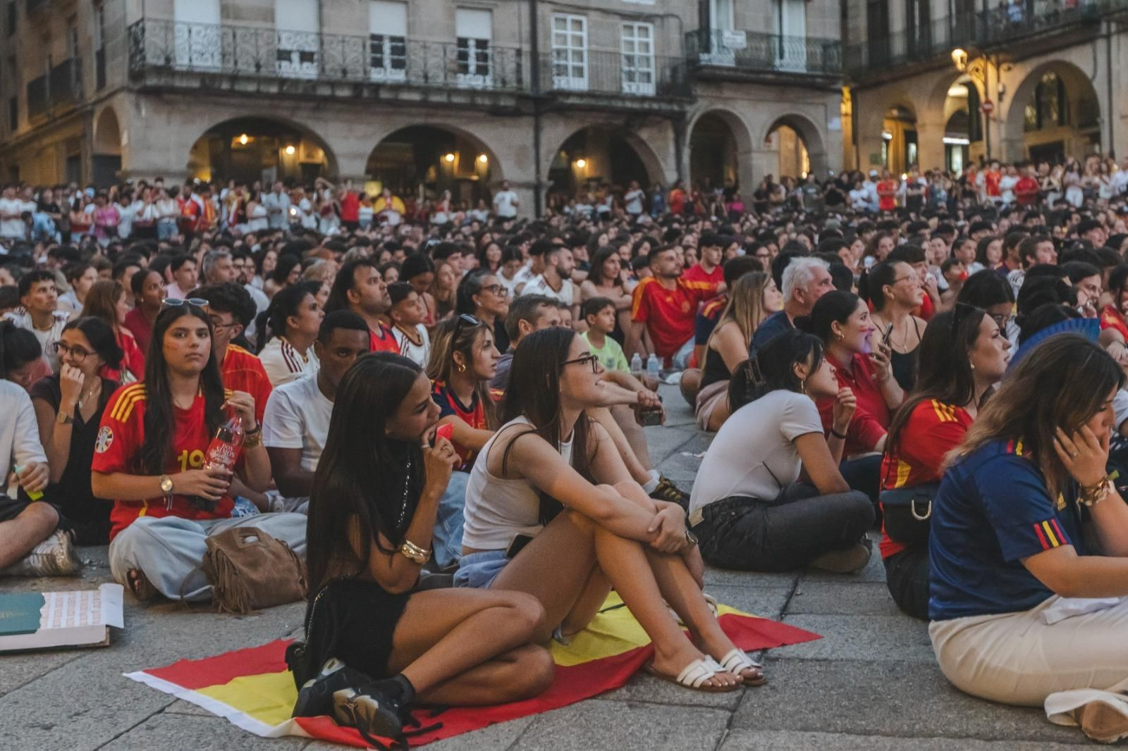 Galería | Camisetas, banderas y las calles de Ourense llenas de emoción por ver a España jugar los cuartos de final, en fotos